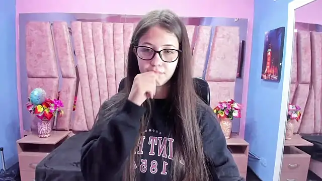 Snapshot of sarah_sweett_ chatting on October 14, 1:23 pm sarah sweett online show from October 14, 1:23 pm