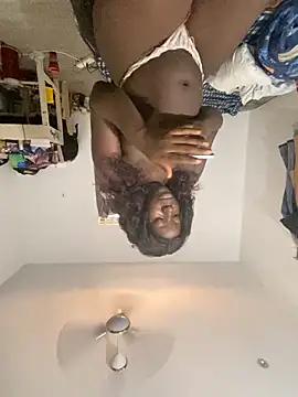 Snapshot of blackhipsyassy chatting on December 21, 1:29 pm blackhipsyassy online show from December 21, 1:29 pm