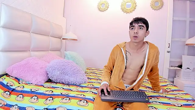 Hottie Guy online show from October 14, 6:20 pm