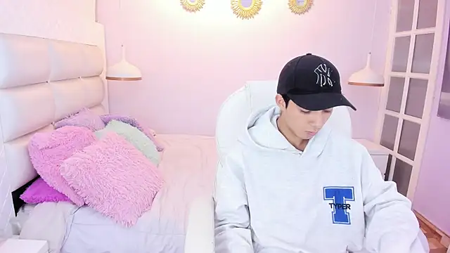 Hottie Guy online show from November 13, 5:56 pm