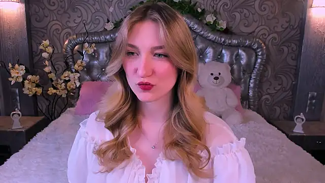 AngelAnabelle online show from March 5, 9:00 pm