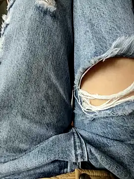 Snapshot of Lili_2love chatting on November 5, 1:05 am Lili 2love online show from November 5, 1:05 am