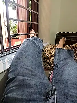 Snapshot of Lili_2love chatting on November 9, 1:37 am Lili 2love online show from November 9, 1:37 am