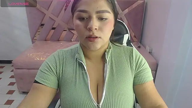 Snapshot of Dayan_v_ chatting on November 24, 8:19 pm Dayan v online show from November 24, 8:19 pm