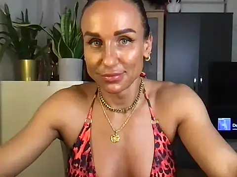 Snapshot of GluteQueenE chatting on November 13, 7:35 pm GluteQueenE online show from November 13, 7:35 pm