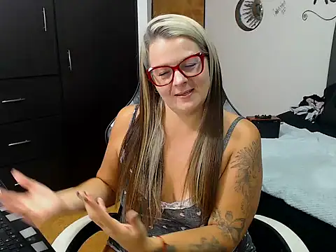 Snapshot of perlagoloza05 chatting on October 15, 3:28 am perlagoloza05 online show from October 15, 3:28 am