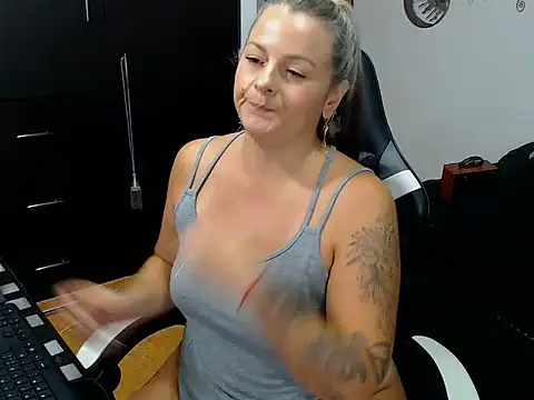 Snapshot of perlagoloza05 chatting on October 24, 3:36 am perlagoloza05 online show from October 24, 3:36 am