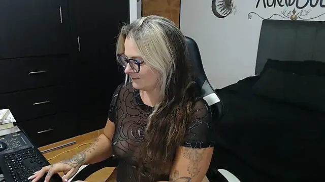 Snapshot of perlagoloza05 chatting on November 8, 3:29 am perlagoloza05 online show from November 8, 3:29 am