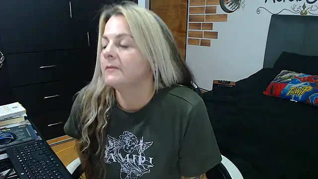 Snapshot of perlagoloza05 chatting on November 12, 3:18 am perlagoloza05 online show from November 12, 3:18 am