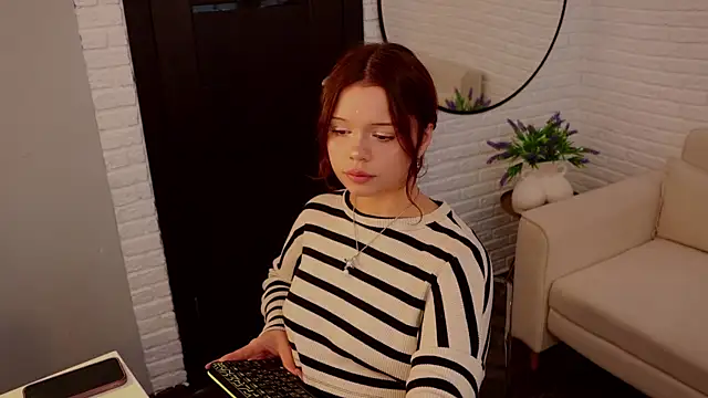Snapshot of Sarah_babyyy chatting on October 6, 10:56 am Sarah babyyy online show from October 6, 10:56 am