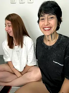 Snapshot of DaisyEmily chatting on October 19, 11:16 pm DaisyEmily online show from October 19, 11:16 pm