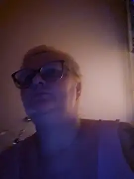 NieMaJazdyBezGwiazdy7883 online show from November 2, 7:44 am