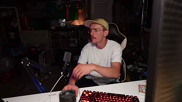 Snapshot of AverageMaleJay chatting on October 5, 2:32 am AverageMaleJay online show from October 5, 2:32 am