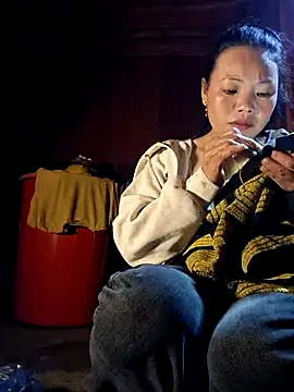 Snapshot of miomio-12 chatting on October 7, 12:57 pm miomio-12 online show from October 7, 12:57 pm