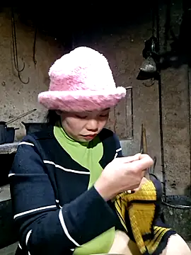 Snapshot of miomio-12 chatting on November 21, 1:43 pm miomio-12 online show from November 21, 1:43 pm