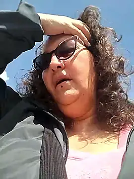 Snapshot of -saraqueen- chatting on December 1, 3:39 pm -saraqueen- online show from December 1, 3:39 pm