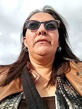 Snapshot of -saraqueen- chatting on December 2, 9:10 pm -saraqueen- online show from December 2, 9:10 pm