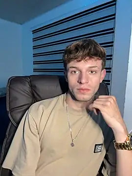 Snapshot of noah_red chatting on October 8, 3:59 am noah red online show from October 8, 3:59 am