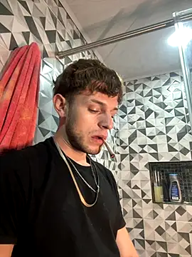 Snapshot of noah_red chatting on October 12, 2:10 am noah red online show from October 12, 2:10 am