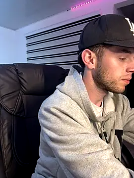 Snapshot of noah_red chatting on October 16, 3:40 am noah red online show from October 16, 3:40 am