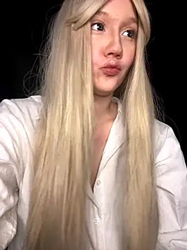 Snapshot of Darling_Bri_ chatting on November 10, 10:25 am Darling Bri online show from November 10, 10:25 am