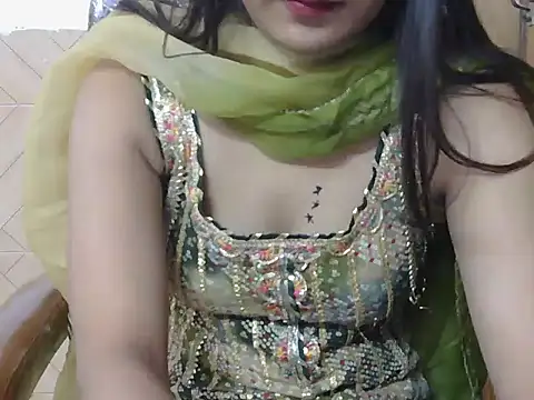 Snapshot of priti_singhaniya chatting on November 11, 6:13 am priti singhaniya online show from November 11, 6:13 am