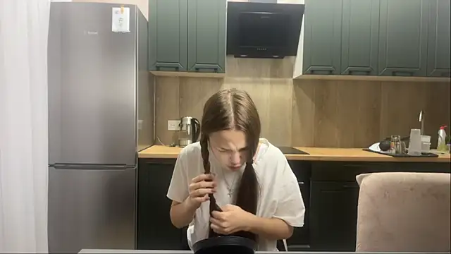 Snapshot of SunnySprinkle chatting on October 12, 11:42 am SunnySprinkle online show from October 12, 11:42 am