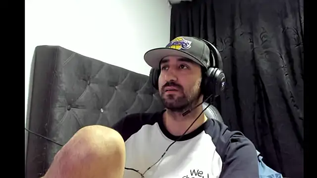 Snapshot of coolfriki chatting on October 29, 5:42 am coolfriki online show from October 29, 5:42 am