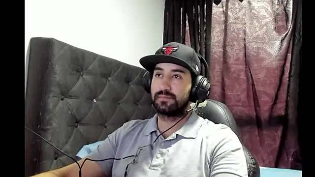 Snapshot of coolfriki chatting on November 15, 9:11 pm coolfriki online show from November 15, 9:11 pm