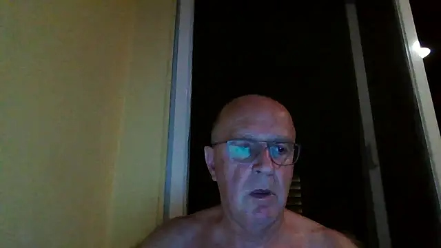 Snapshot of rudy-kralik chatting on December 21, 11:45 pm rudy-kralik online show from December 21, 11:45 pm