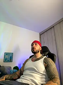 Snapshot of Dave-Max01 chatting on November 13, 2:32 am Dave-Max01 online show from November 13, 2:32 am