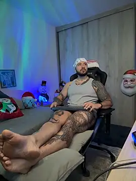 Snapshot of Dave-Max01 chatting on November 28, 11:24 am Dave-Max01 online show from November 28, 11:24 am