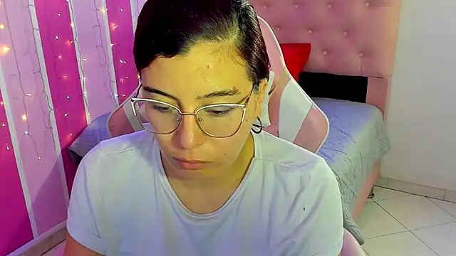 Snapshot of allison_mc chatting on November 8, 3:50 am allison mc online show from November 8, 3:50 am