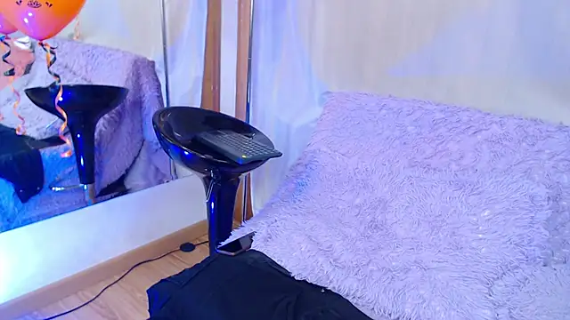 Snapshot of LizzyGrey_ chatting on October 30, 7:21 am LizzyGrey online show from October 30, 7:21 am