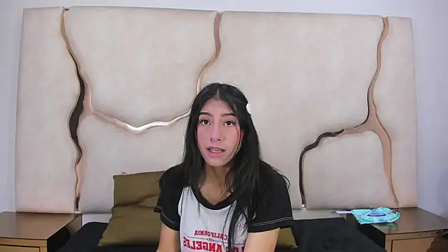 Snapshot of Mia_clark18 chatting on December 5, 3:52 pm Mia clark18 online show from December 5, 3:52 pm