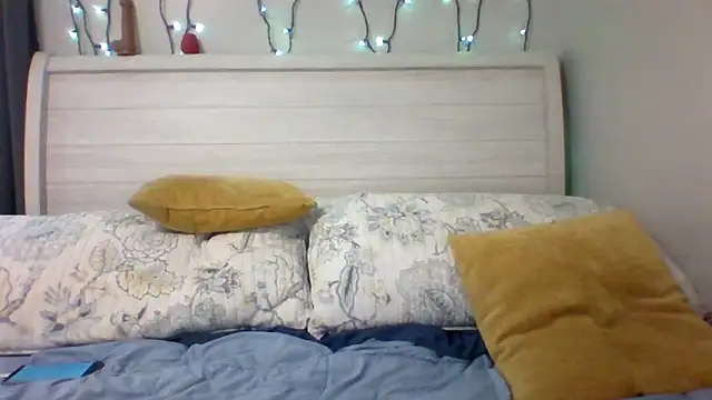 easy briezy online show from December 19, 7:43 pm