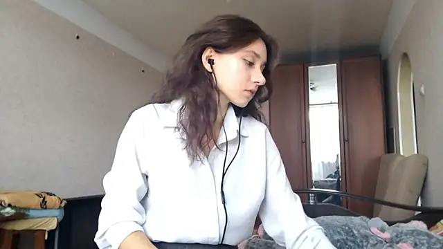 Snapshot of MiaLovelyOne chatting on October 13, 8:47 am MiaLovelyOne online show from October 13, 8:47 am