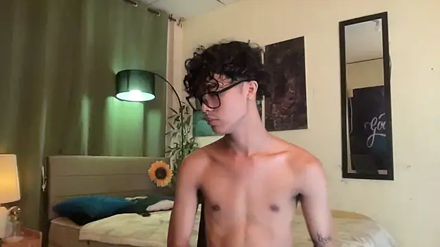 Snapshot of AsianCarl chatting on November 9, 3:32 pm AsianCarl online show from November 9, 3:32 pm