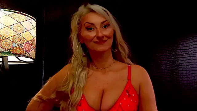 Snapshot of LeticiaReys chatting on December 3, 1:02 am LeticiaReys online show from December 3, 1:02 am