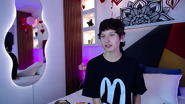 Emo Boy  online show from February 17, 8:04 pm