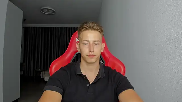 Snapshot of find0m_master chatting on October 31, 10:33 pm find0m master online show from October 31, 10:33 pm