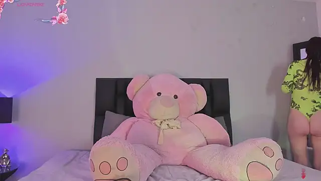 Snapshot of SaradaParker chatting on February 19, 2:35 pm SaradaParker online show from February 19, 2:35 pm