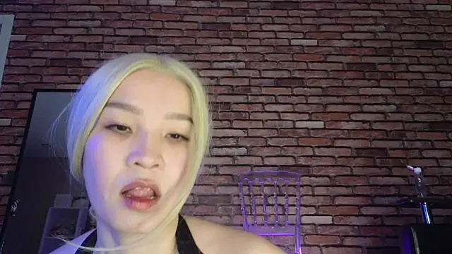 Snapshot of saya_li1 chatting on November 1, 10:12 pm saya li1 online show from November 1, 10:12 pm