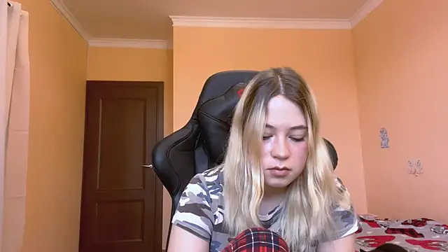 Snapshot of HotLuna69 chatting on December 17, 7:25 am HotLuna69 online show from December 17, 7:25 am