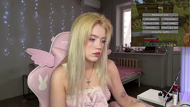 myprettylola online show from February 25, 1:32 pm