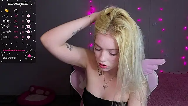 myprettylola online show from May 4, 4:14 pm