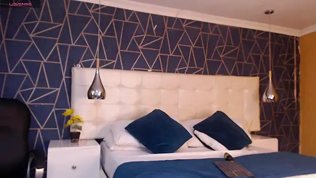 Snapshot of RousseWalker chatting on October 31, 6:53 pm RousseWalker online show from October 31, 6:53 pm