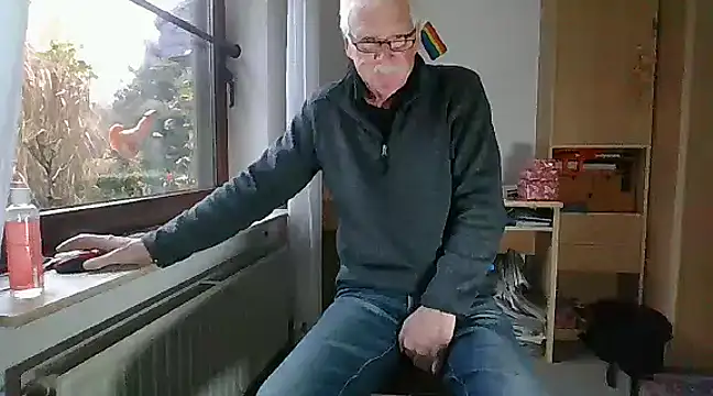 Snapshot of super-snoopy chatting on December 8, 9:24 am super-snoopy online show from December 8, 9:24 am