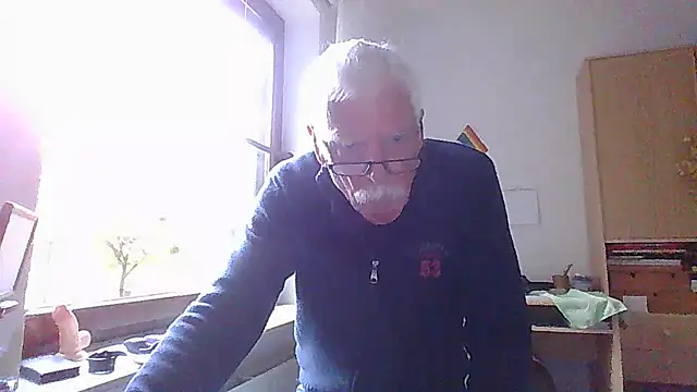 Snapshot of super-snoopy chatting on October 5, 8:23 am super-snoopy online show from October 5, 8:23 am