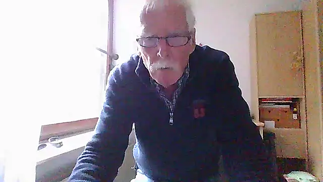 Snapshot of super-snoopy chatting on October 26, 9:26 am super-snoopy online show from October 26, 9:26 am